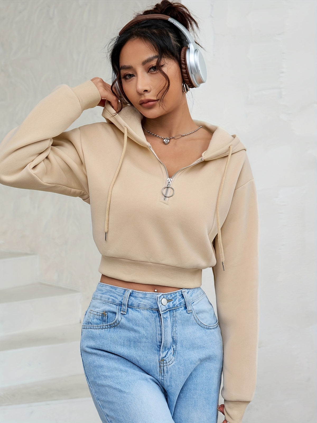 Krótka damska bluza z kapturem i zamkiem