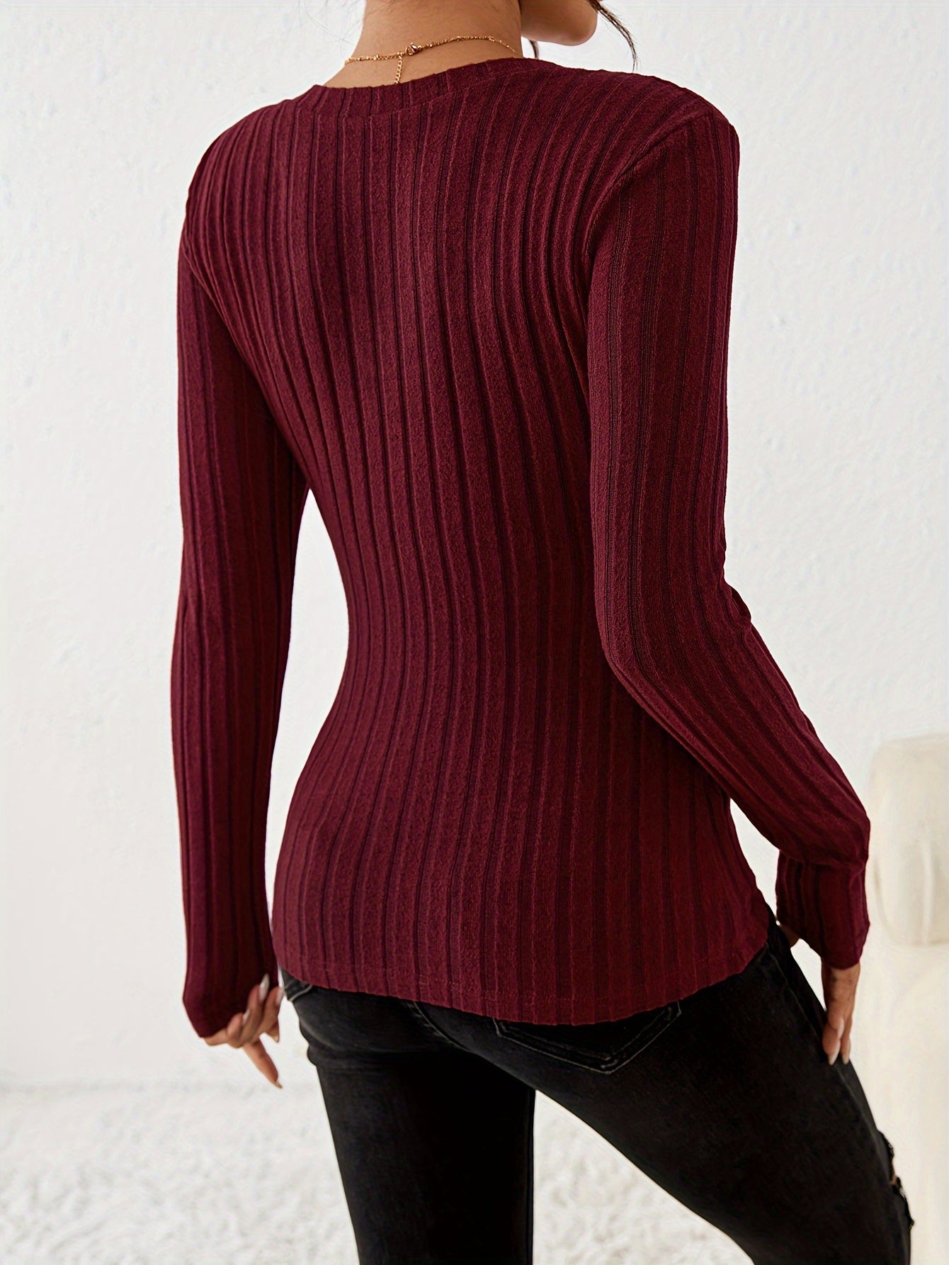 Bordowy damski sweter z długim rękawem i dekoltem w serek