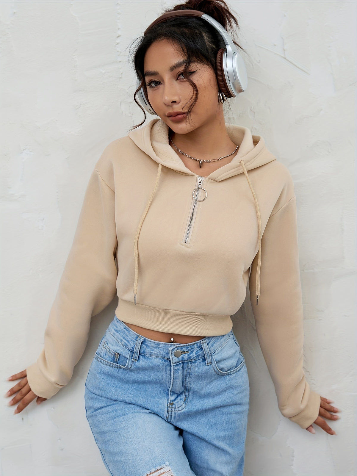 Krótka damska bluza z kapturem i zamkiem