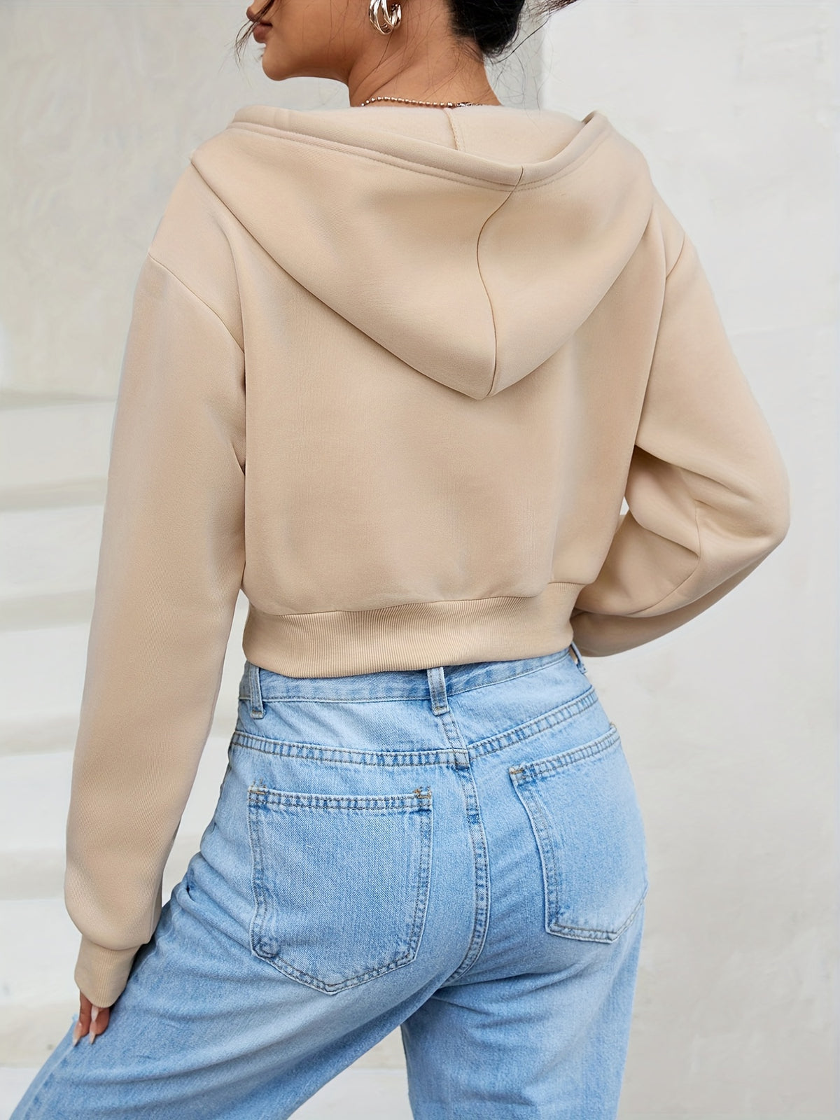 Krótka damska bluza z kapturem i zamkiem