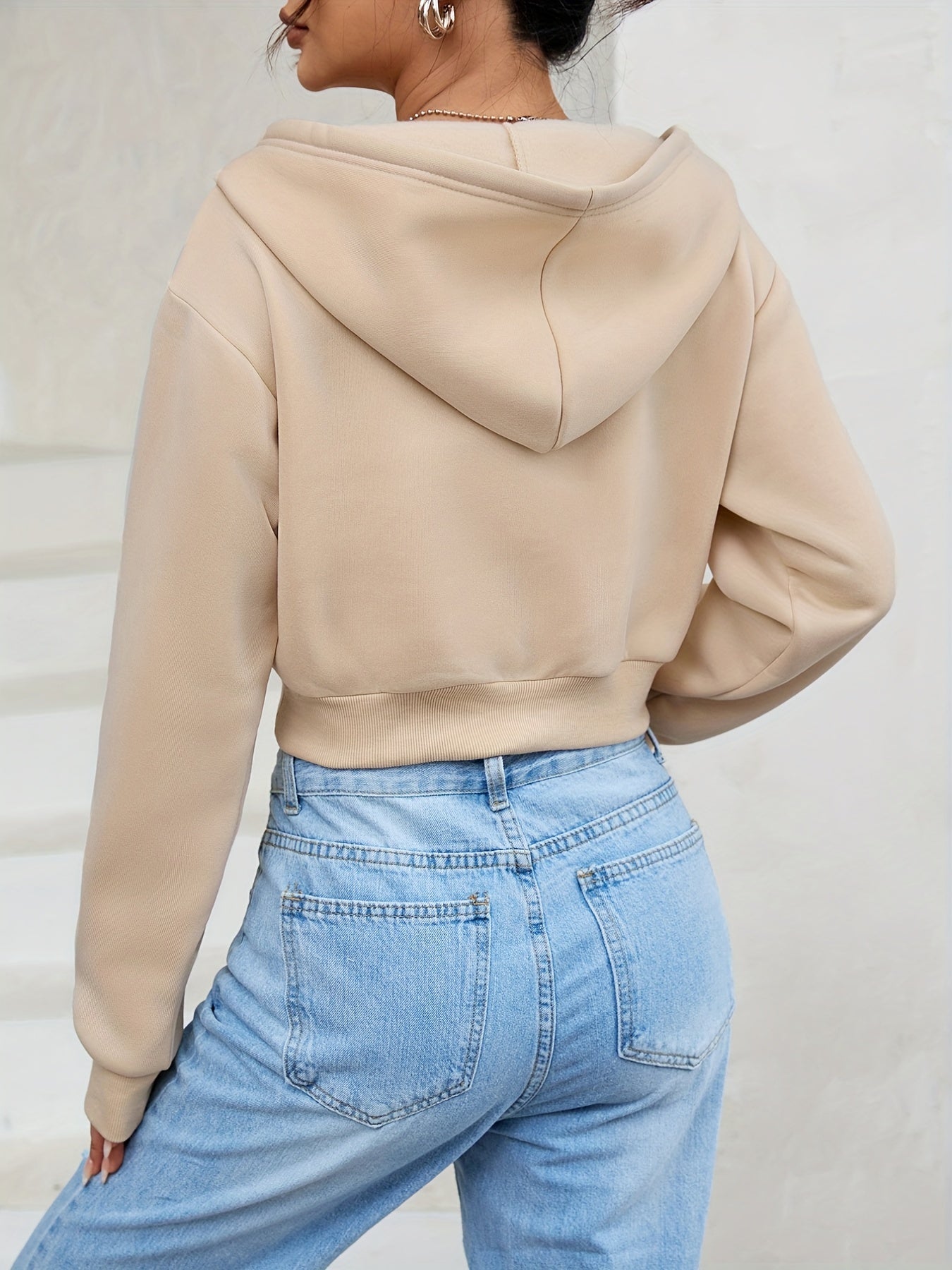 Krótka damska bluza z kapturem i zamkiem