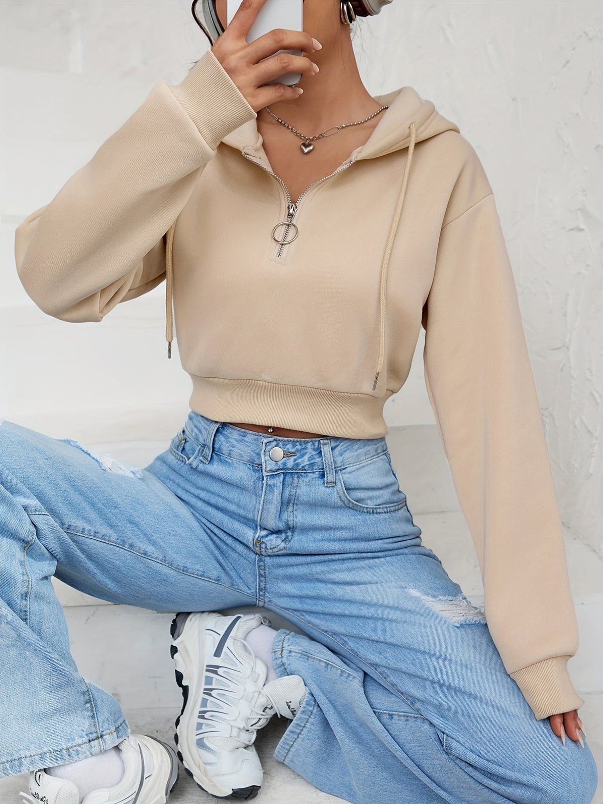 Krótka damska bluza z kapturem i zamkiem