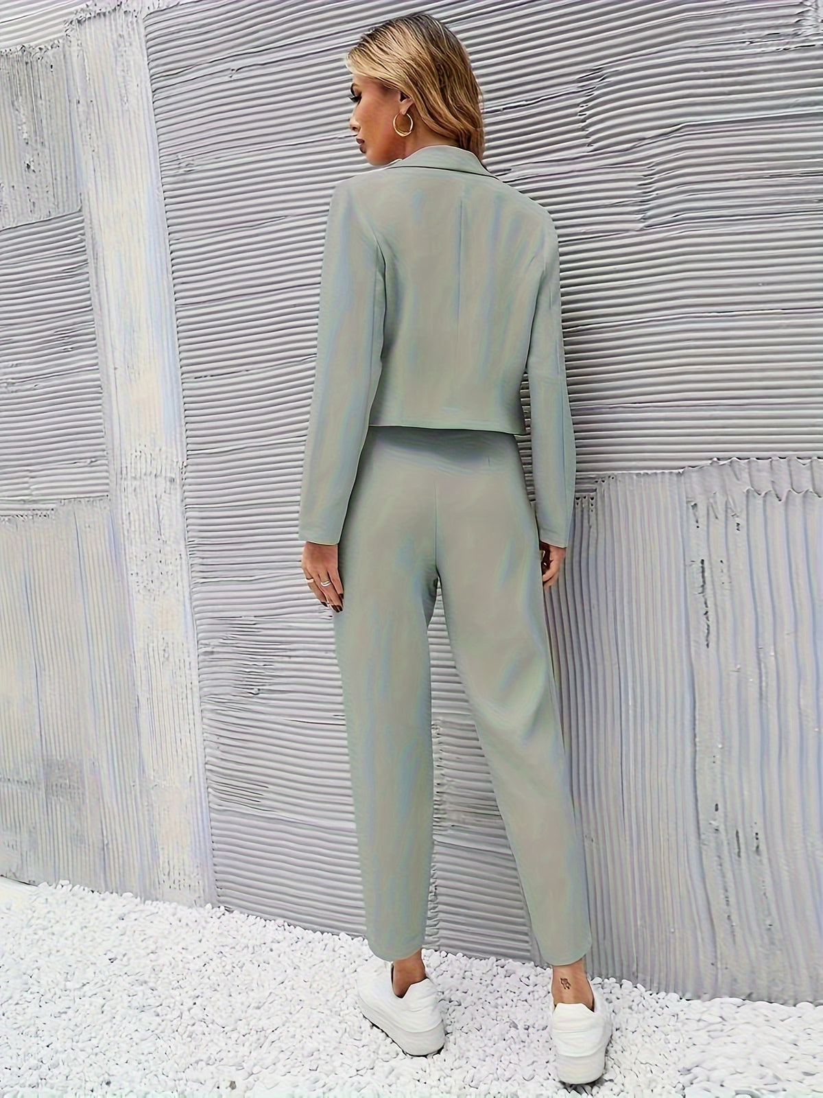 Damski garnitur z krótką marynarką i spodniami o podwyższonym stanie