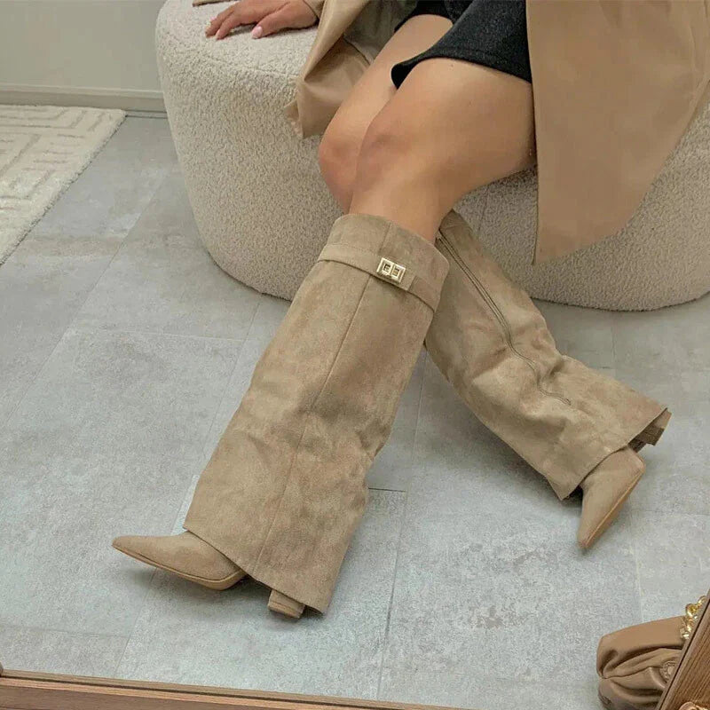 Damskie kozaki z szeroką cholewką i ozdobną klamrą – eleganckie i wygodne