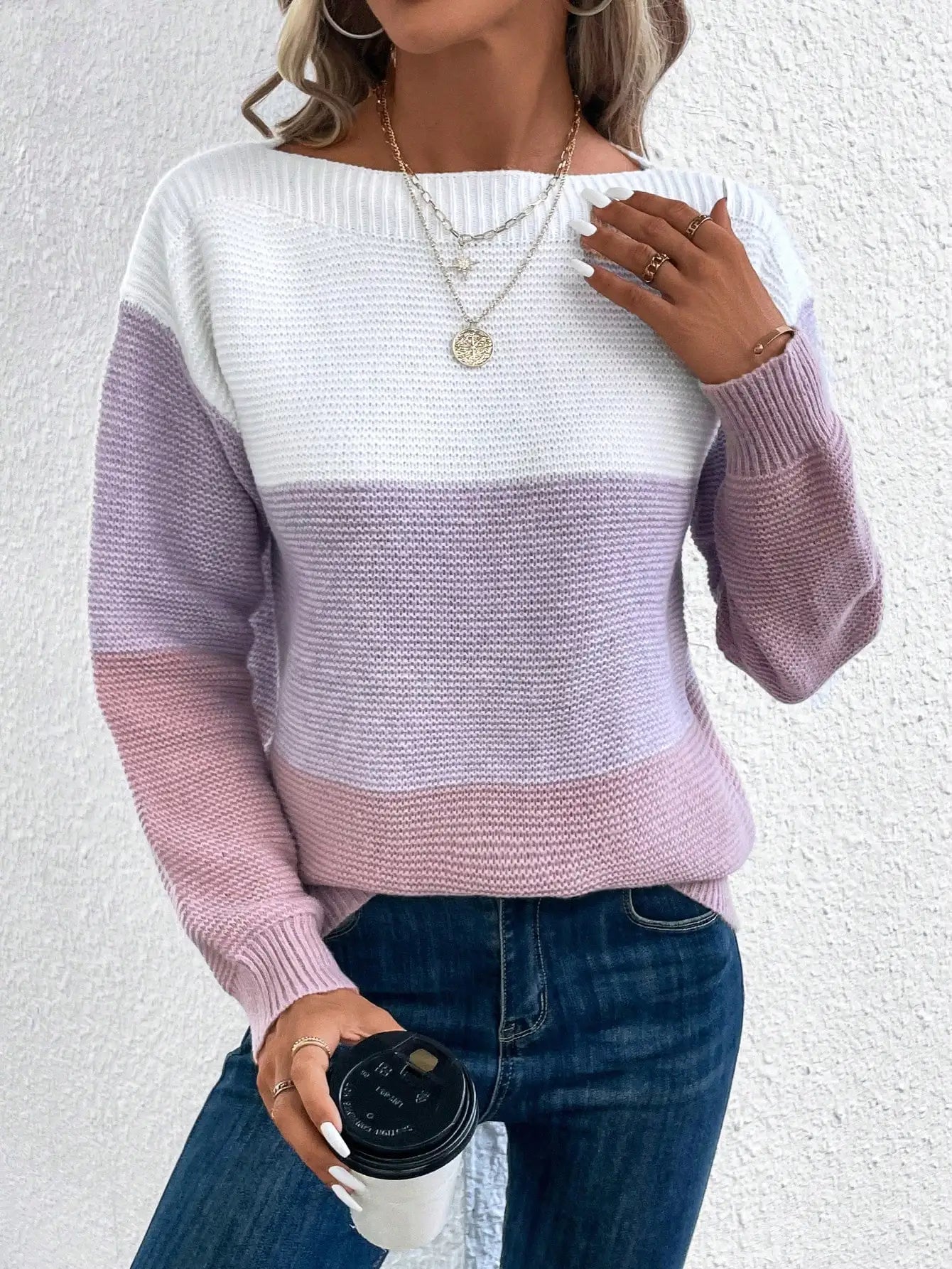 Damski sweter w pastelowe pasy – wygodny i stylowy na co dzień