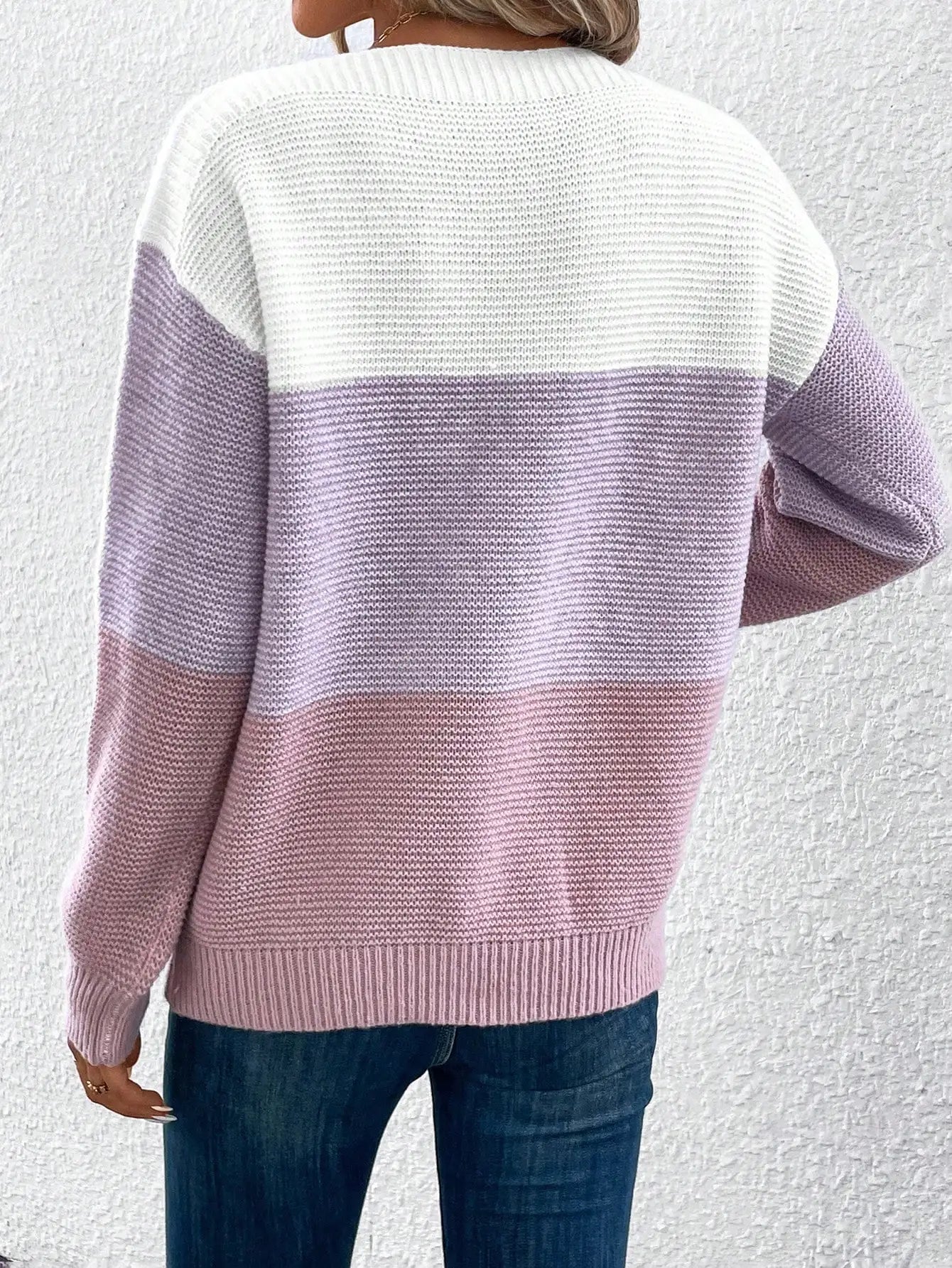Damski sweter w pastelowe pasy – wygodny i stylowy na co dzień