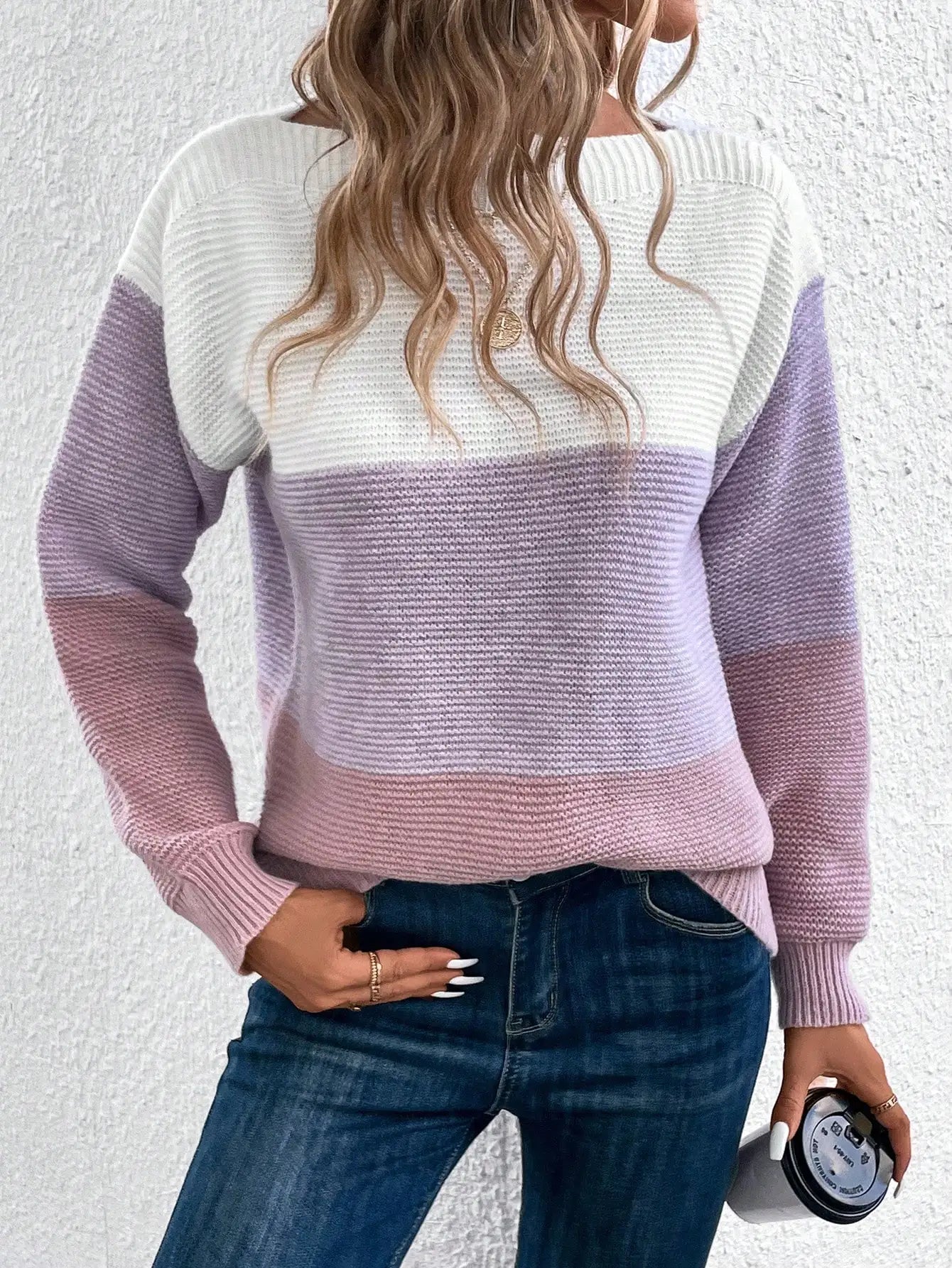 Damski sweter w pastelowe pasy – wygodny i stylowy na co dzień