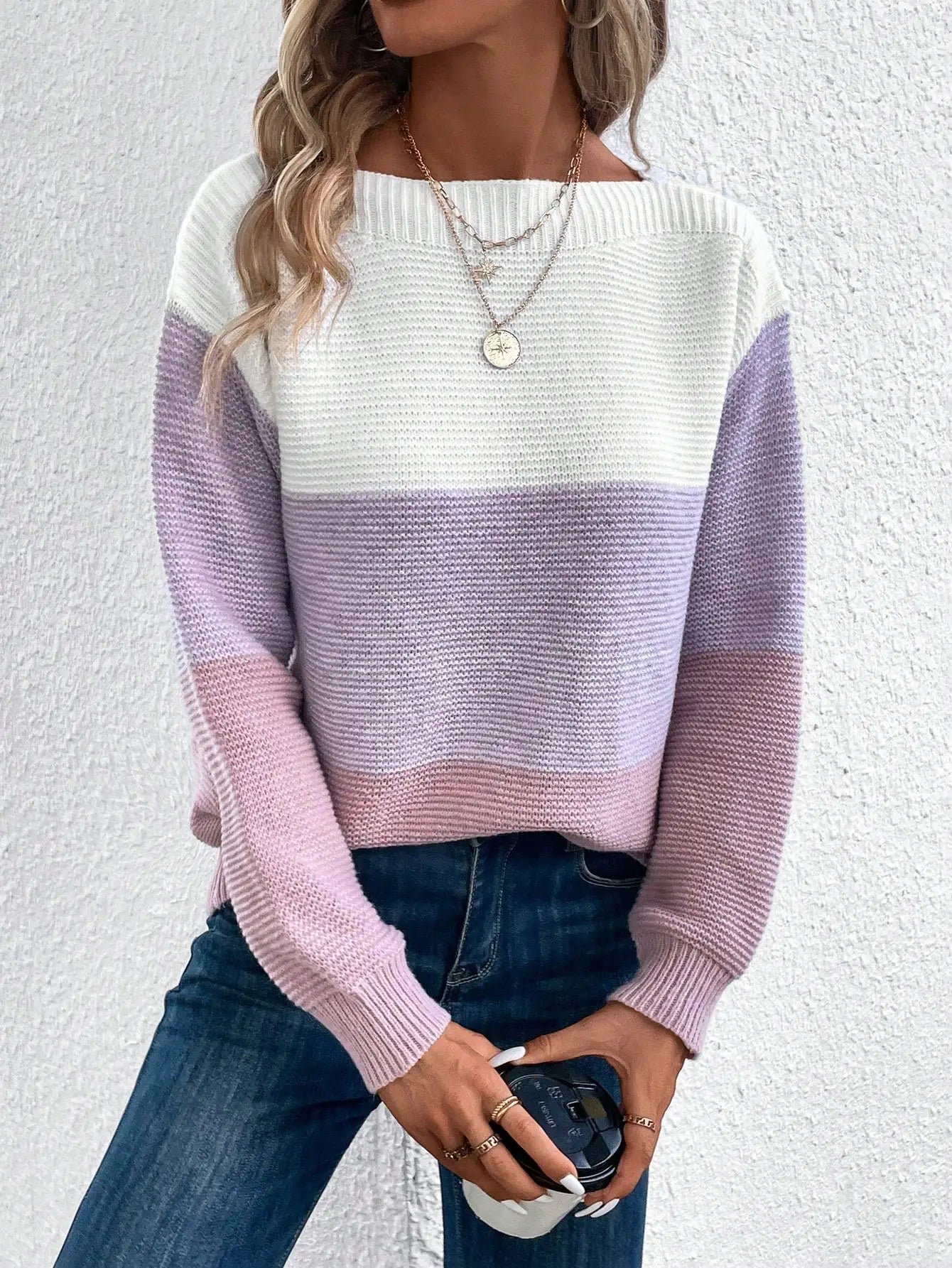 Damski sweter w pastelowe pasy – wygodny i stylowy na co dzień
