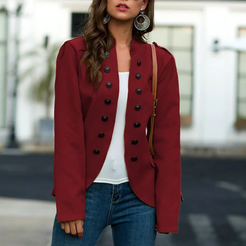 Damska kurtka w stylu militarnym z ozdobnymi guzikami