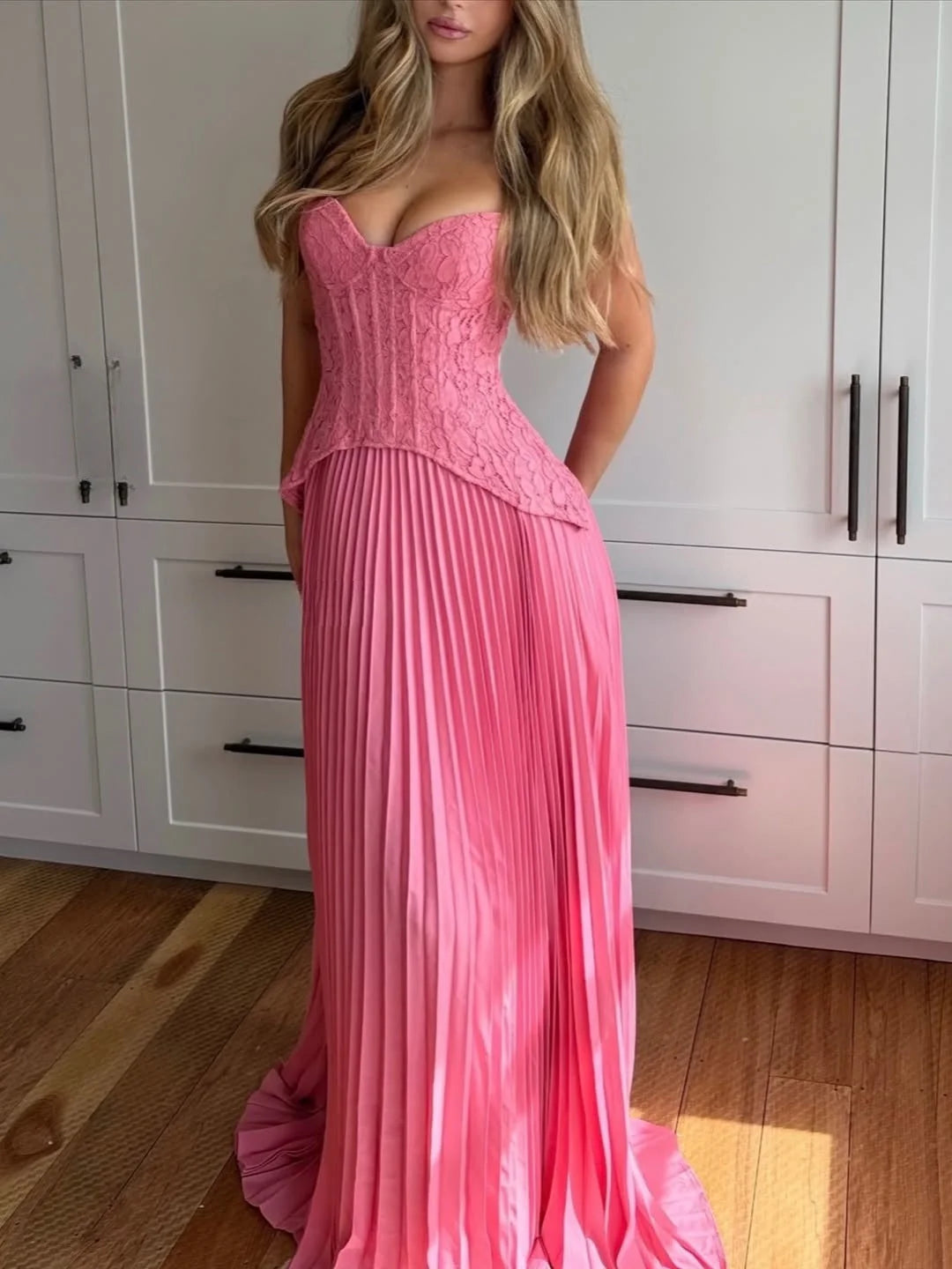 Długa Sukienka Maxi Halter z Plisowaną Spódnicą – Elegancka Sukienka Wieczorowa na Wesele