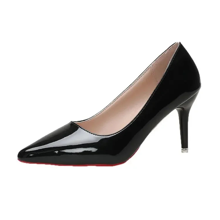 Klasyczne szpilki lakierowane – eleganckie buty na wysokim obcasie