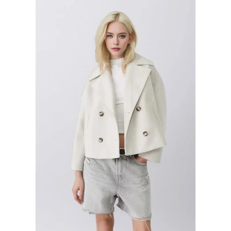 Krótki damski płaszcz dwurzędowy – oversize z szerokim kołnierzem