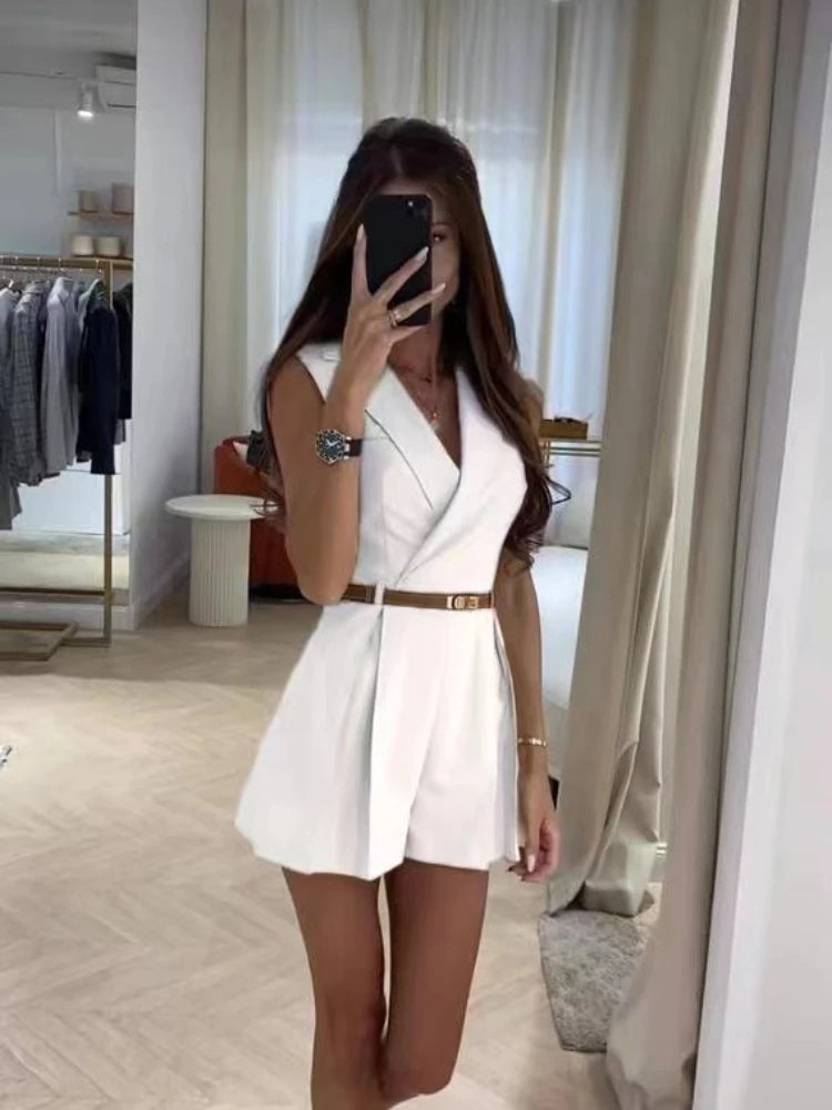 Elegancki kombinezon damski bez rękawów z paskiem – idealny na lato