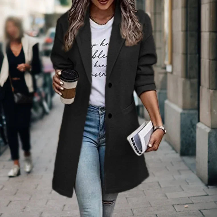 Damski płaszcz casual z klapami, zapinany na guziki, elegancki fason na co dzień