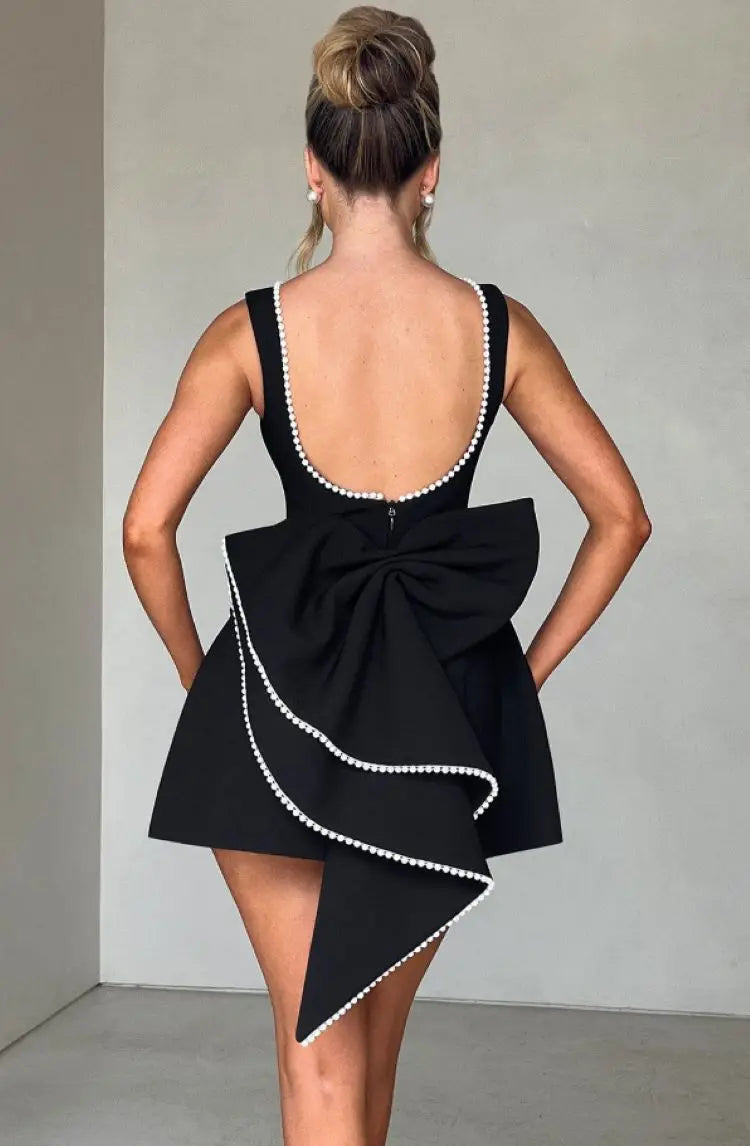 Elegancka Sukienka Mini z Ozdobną Kokardą – Sukienka Koktajlowa na Wesele i Wyjątkowe Okazje