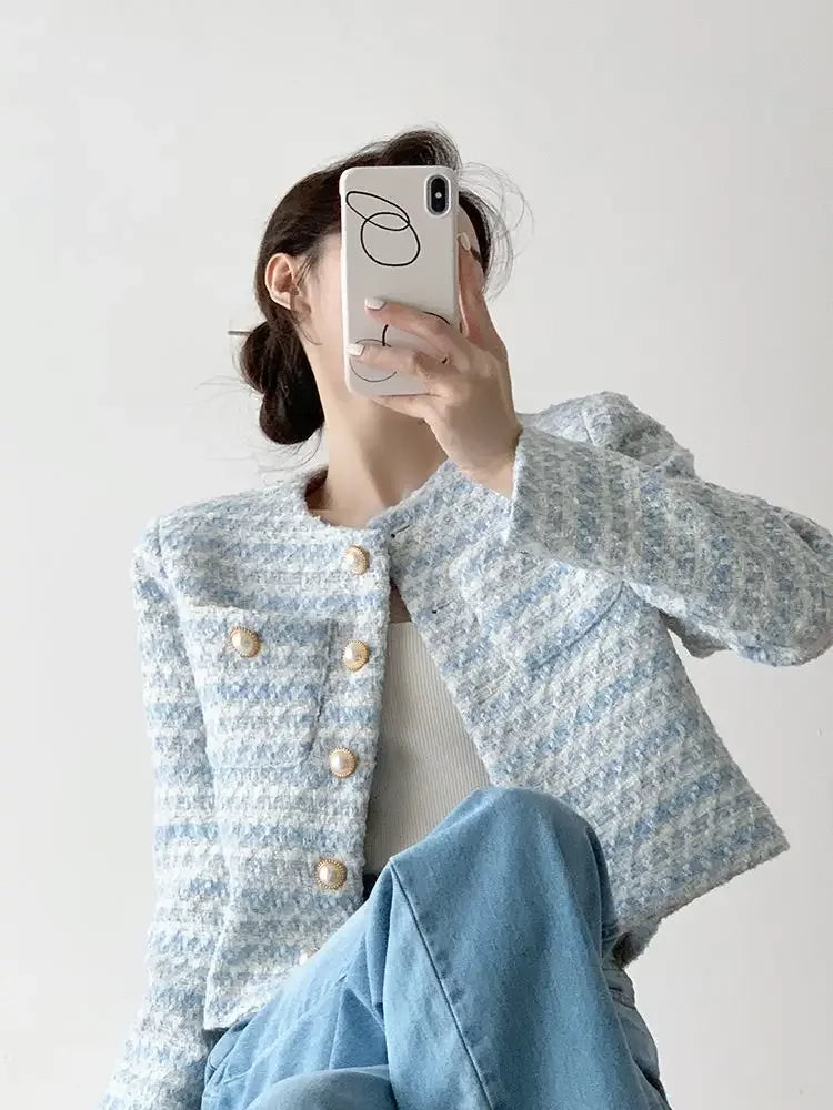 Elegancki damski żakiet z ozdobnymi guzikami i teksturą w stylu tweed
