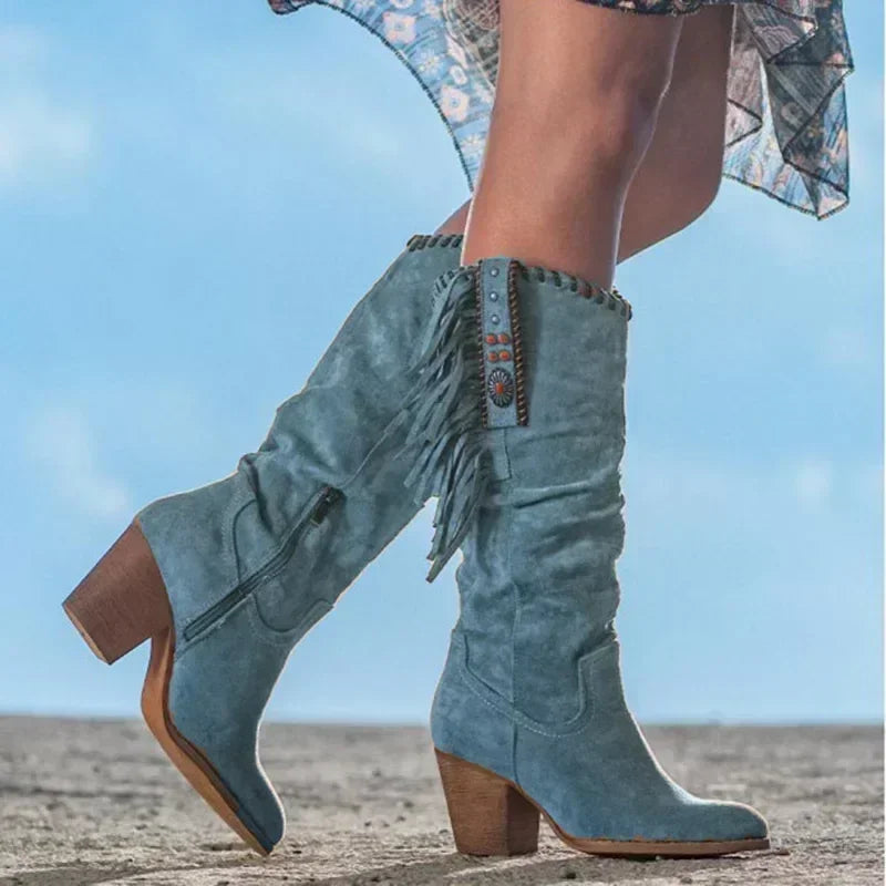 Kowbojki damskie z frędzlami i zdobieniem – styl boho na obcasie
