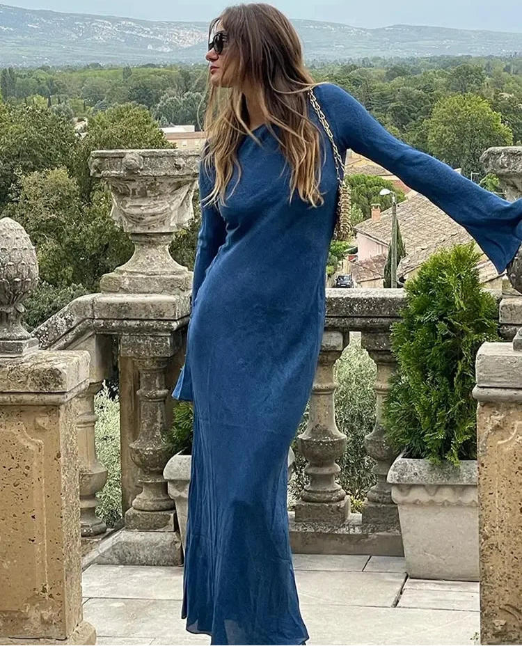Elegancka Długa Suknia z Rozszerzanymi Rękawami