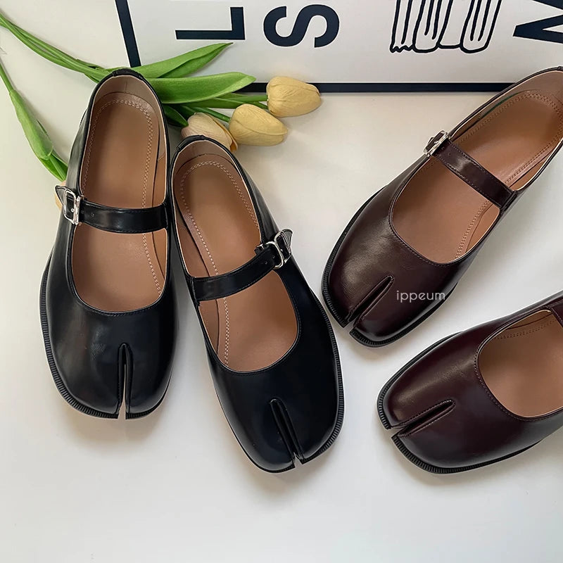 Damskie skórzane buty Mary Jane z paskiem i rozdzielonym noskiem
