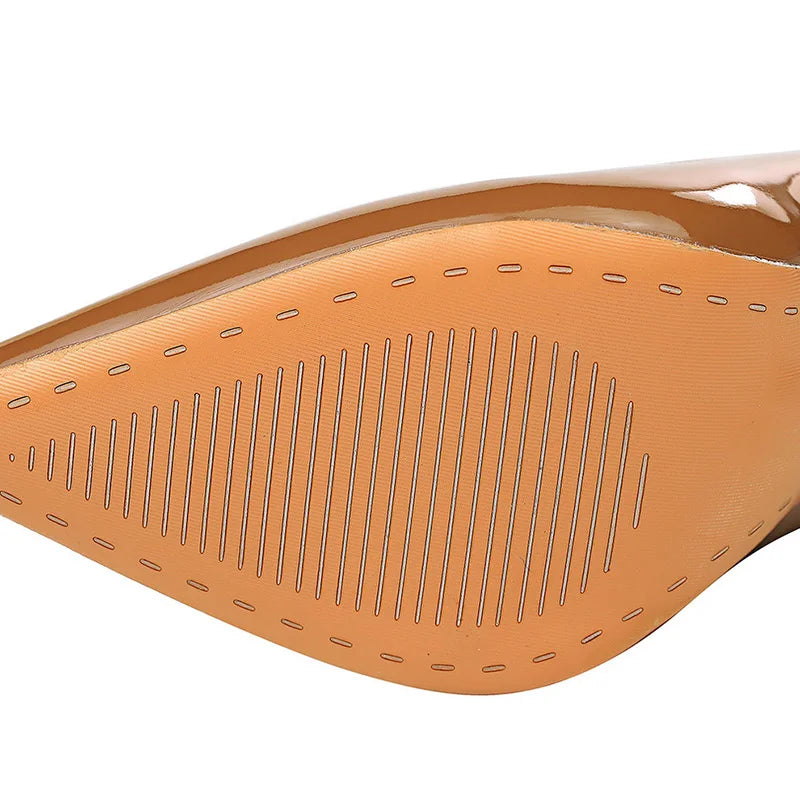 Damskie szpilki klasyczne z lakierowanym wykończeniem i spiczastym noskiem