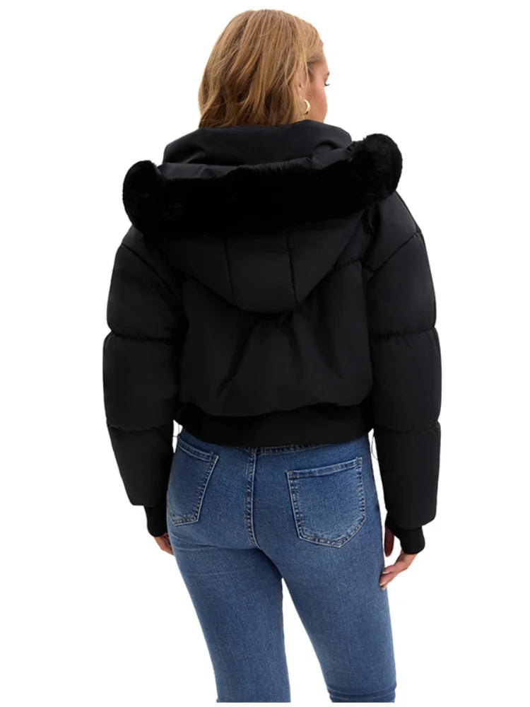 Damska krótka kurtka zimowa z kapturem i futerkiem – ocieplana puchówka z zamkiem