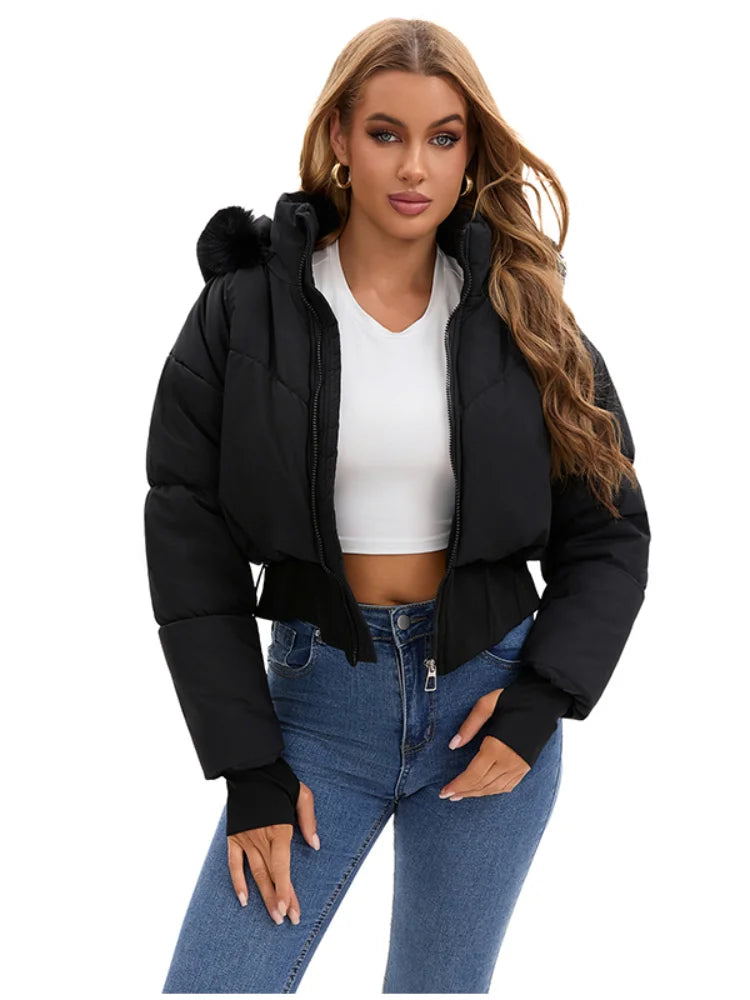 Damska krótka kurtka zimowa z kapturem i futerkiem – ocieplana puchówka z zamkiem