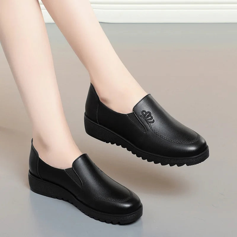 Damskie skórzane buty ortopedyczne wsuwane – wygodne półbuty na koturnie