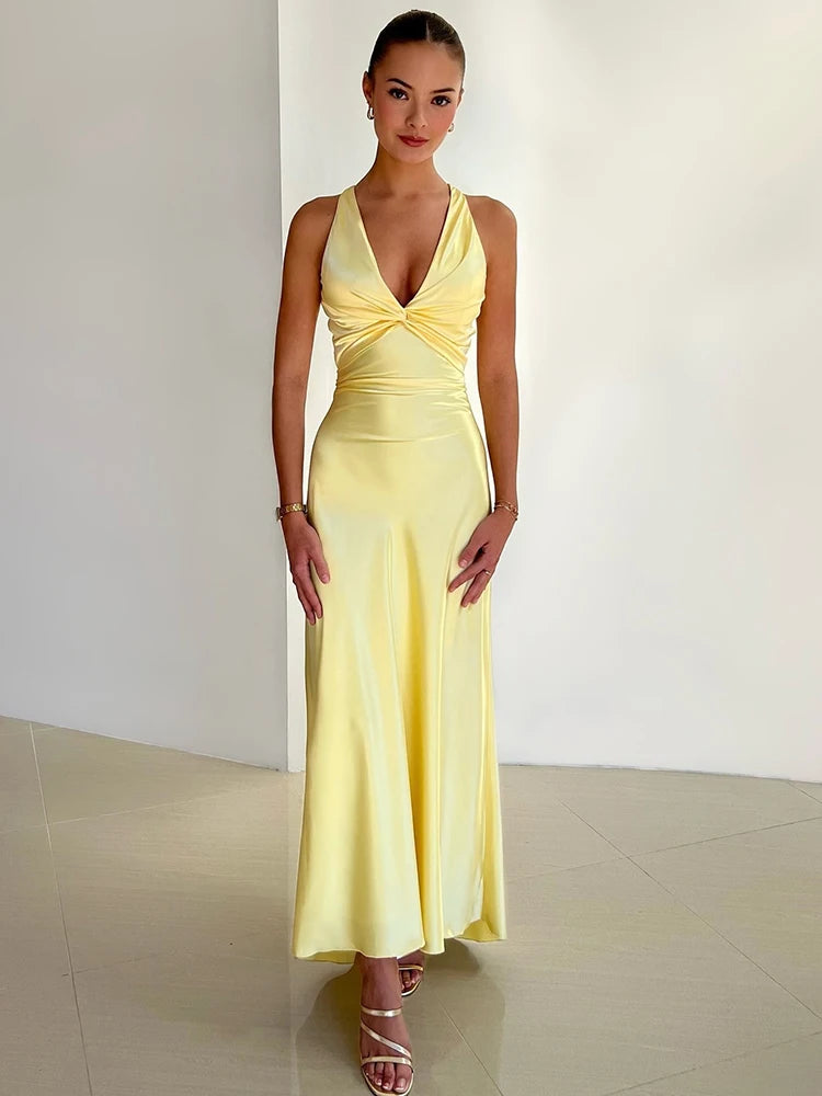 Satynowa sukienka wieczorowa midi z dekoltem halter i odkrytymi plecami – elegancka na lato