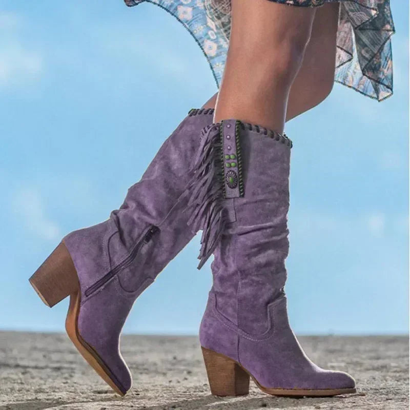Kowbojki damskie z frędzlami i zdobieniem – styl boho na obcasie
