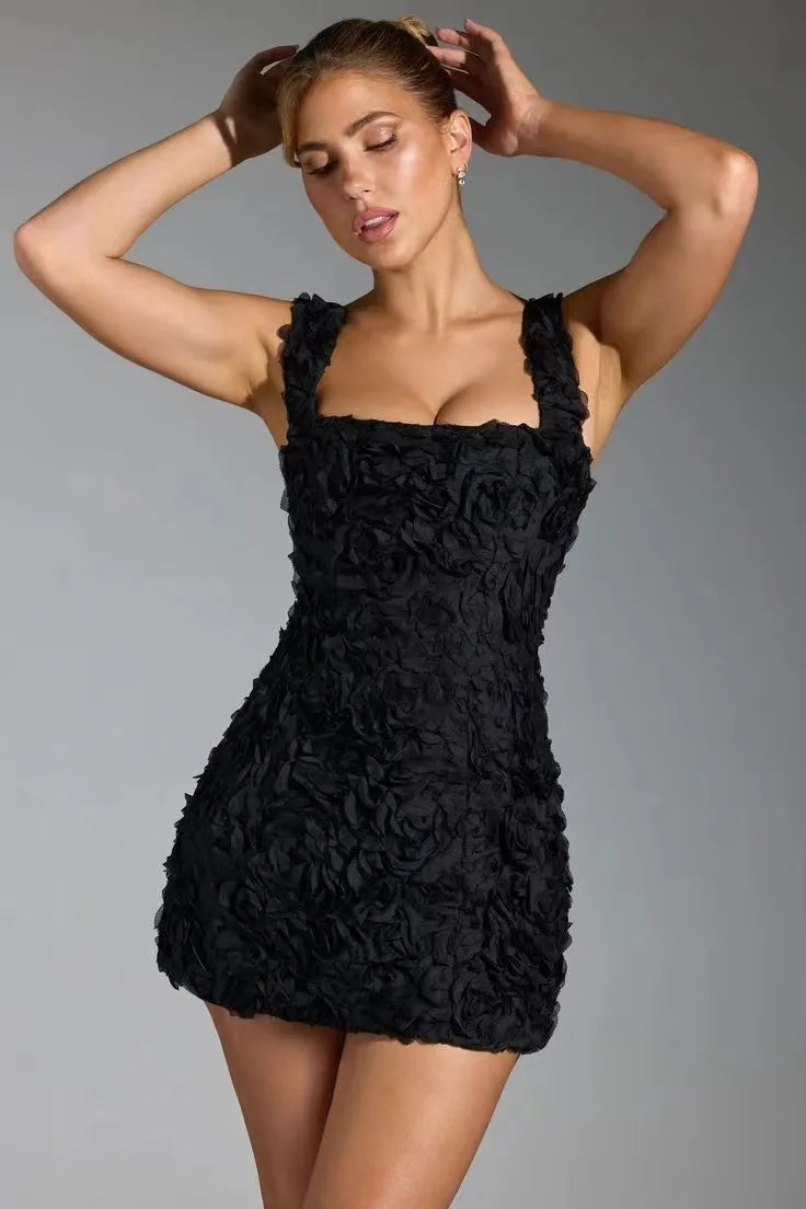 Krótka sukienka z trójwymiarowymi kwiatami – elegancka i romantyczna