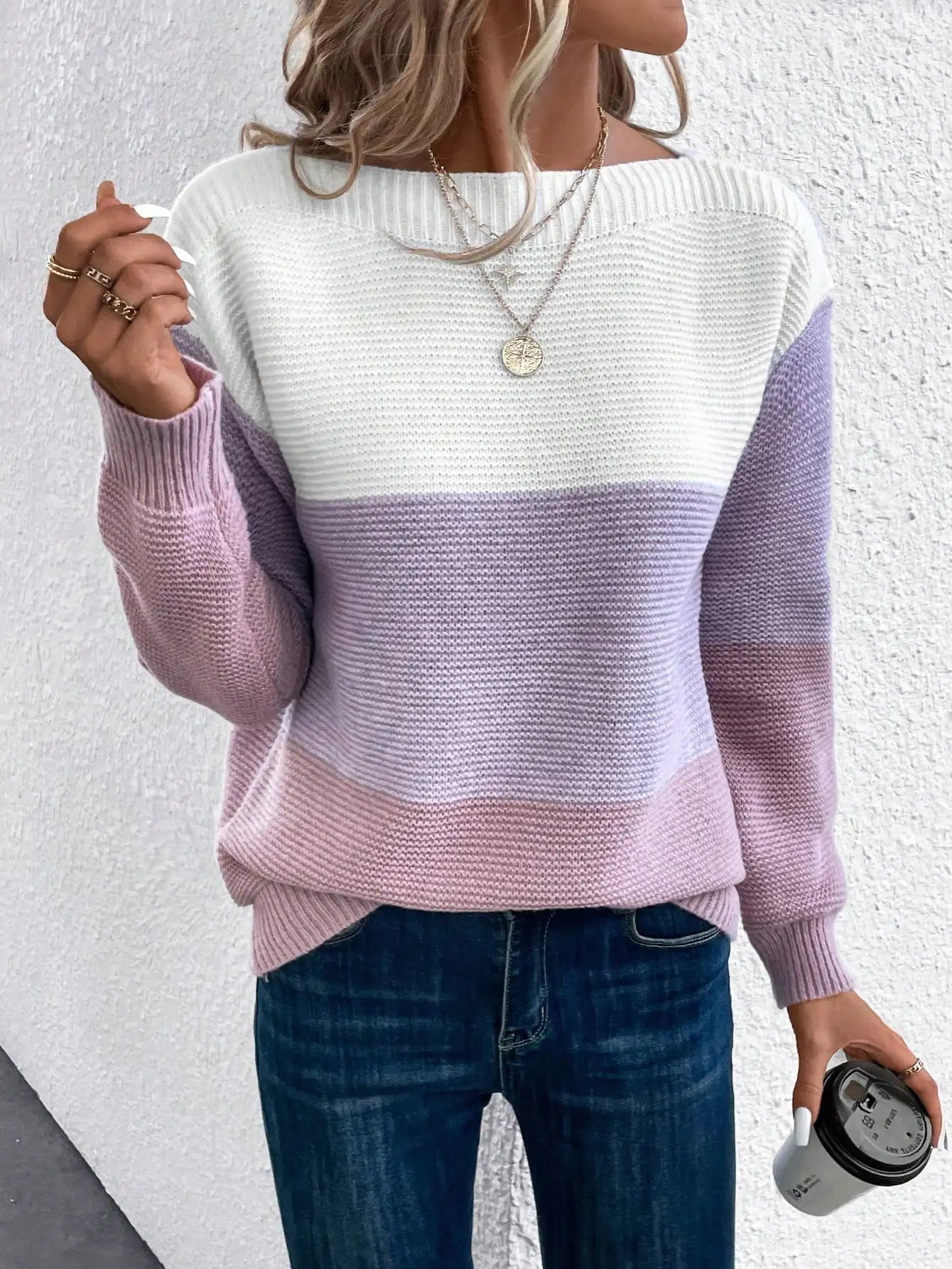 Damski sweter w pastelowe pasy – wygodny i stylowy na co dzień