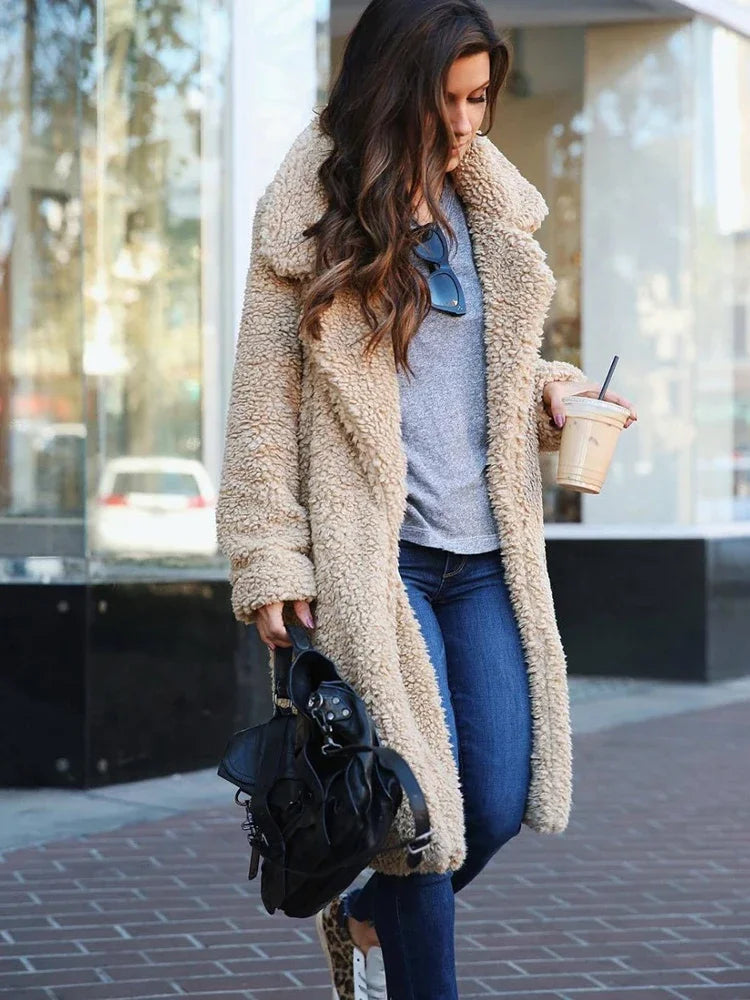 Damski płaszcz typu teddy bear – miękki i ciepły na jesień i zimę