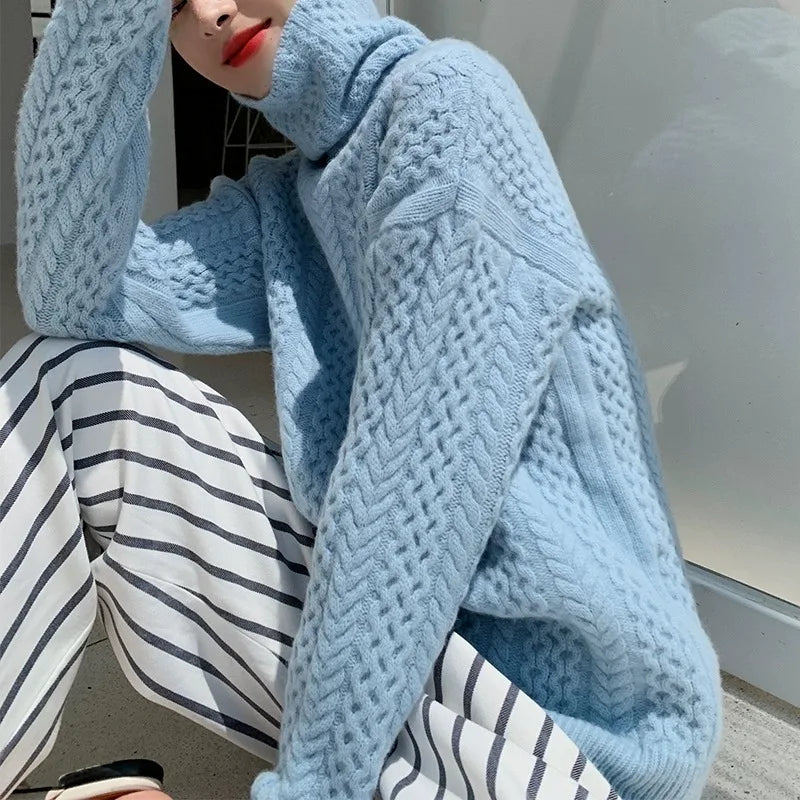 Kaszmirowy damski sweter z golfem i wzorem warkoczowym