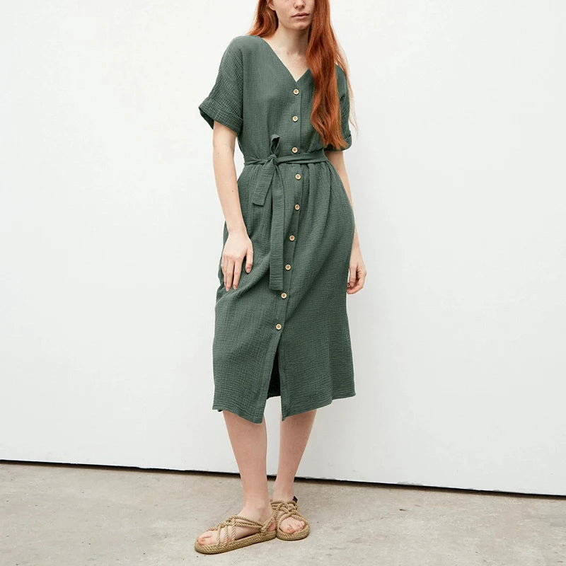 Muślinowa sukienka midi z guzikami i paskiem – z dekoltem V i krótkim rękawem