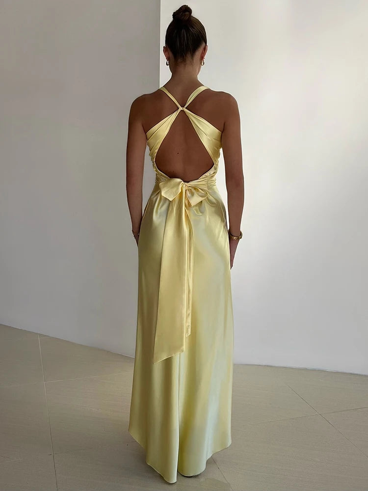 Satynowa sukienka wieczorowa midi z dekoltem halter i odkrytymi plecami – elegancka na lato
