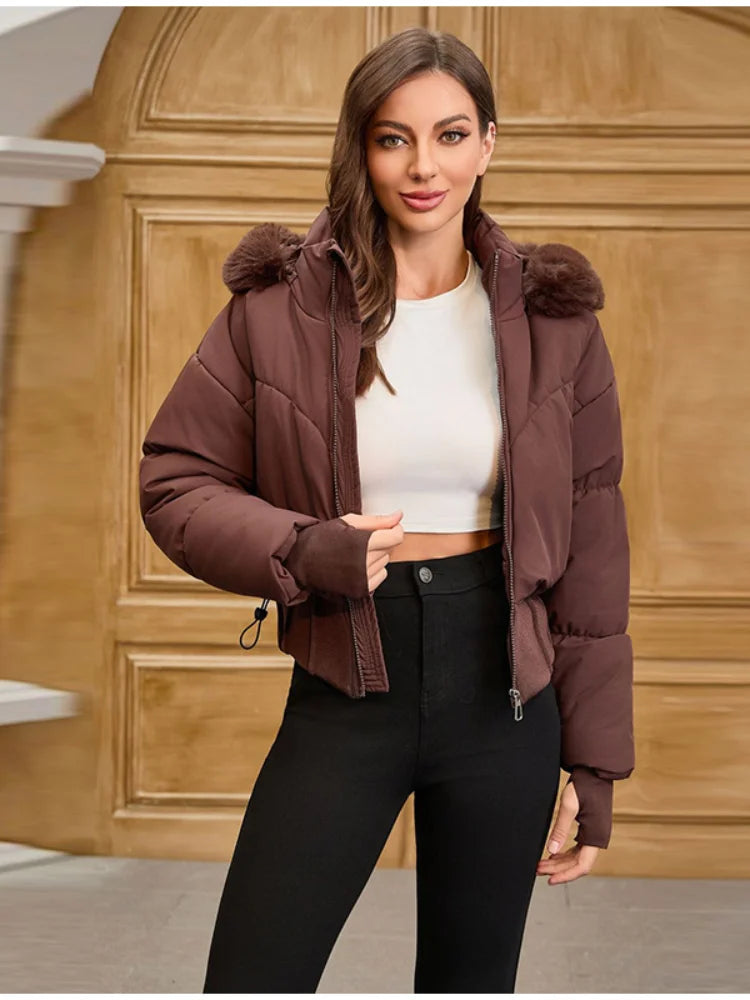 Damska krótka kurtka zimowa z kapturem i futerkiem – ocieplana puchówka z zamkiem
