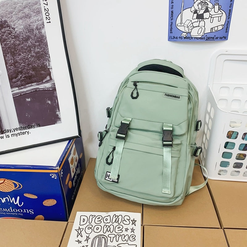 Pojemny plecak miejski z kieszeniami i klamrami