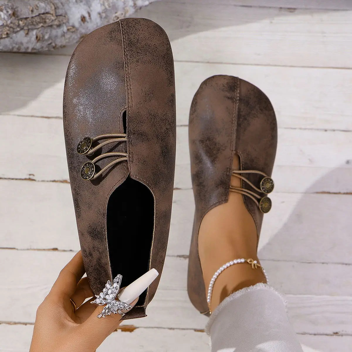 Damskie płaskie buty vintage z ozdobnym zapięciem