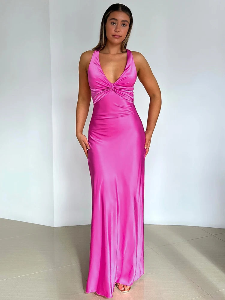 Satynowa sukienka wieczorowa midi z dekoltem halter i odkrytymi plecami – elegancka na lato