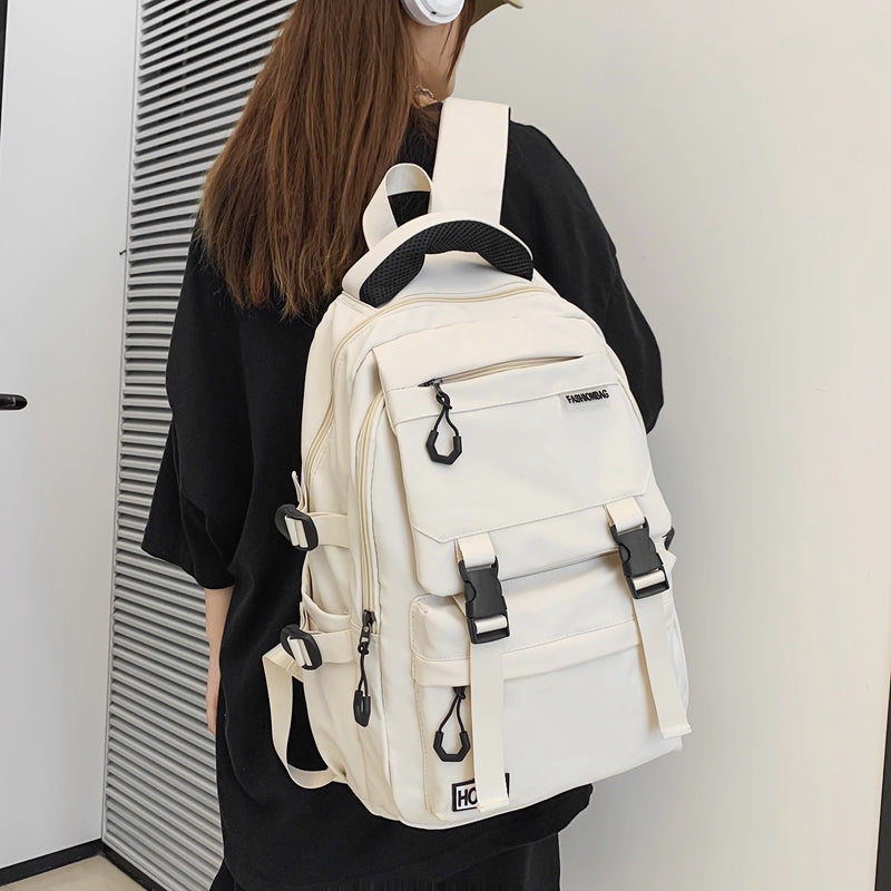 Pojemny plecak miejski z kieszeniami i klamrami