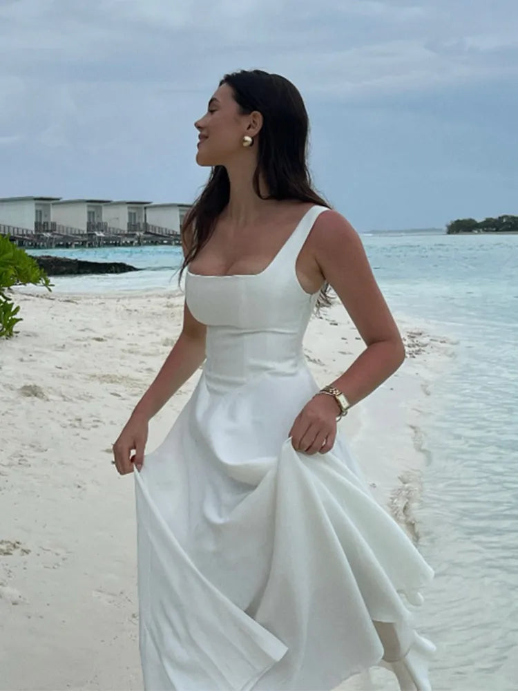 Sukienka midi z rozkloszowanym dołem i prostym dekoltem – elegancja w lekkim wydaniu