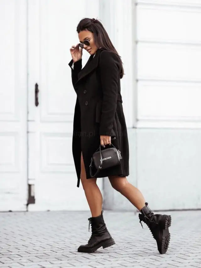 Damski płaszcz dwurzędowy z paskiem – elegancki i kobiecy fason na chłodne dni