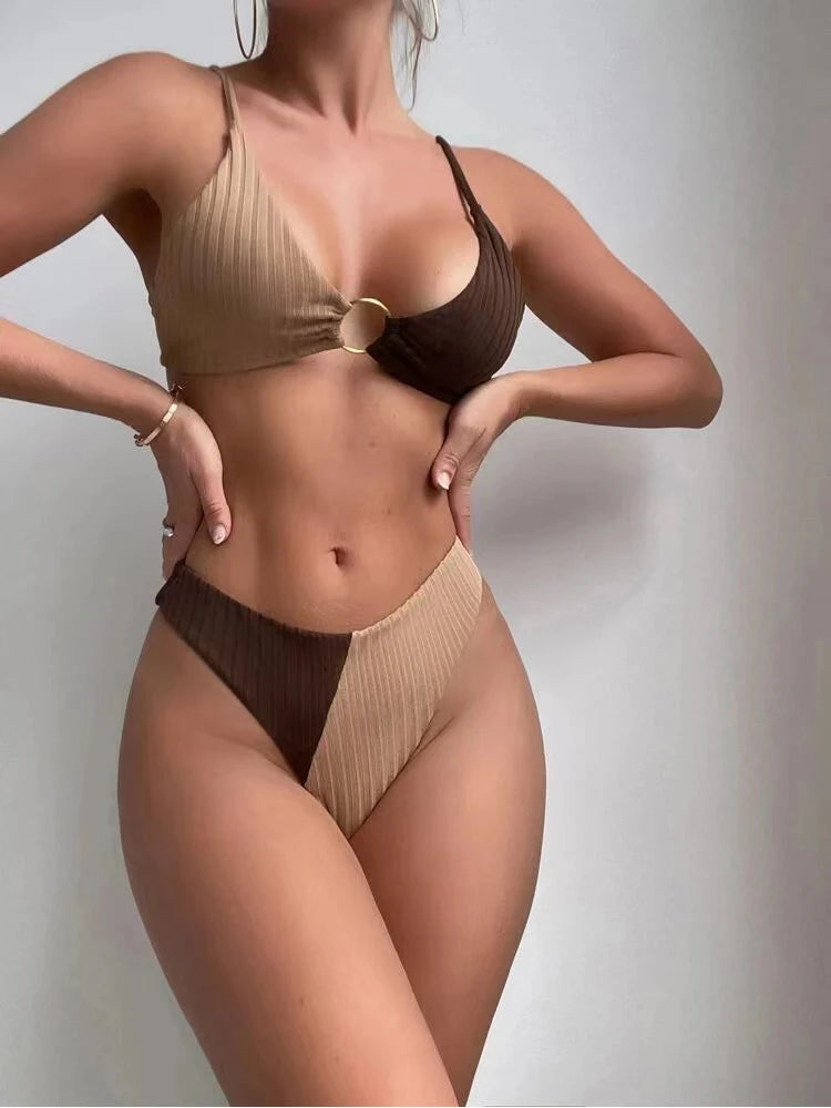 Dwukolorowy strój kąpielowy bikini – prążkowany materiał z ozdobnym pierścieniem