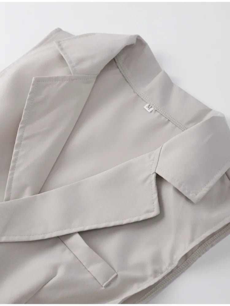 Stylowy kombinezon bez rękawów z paskiem