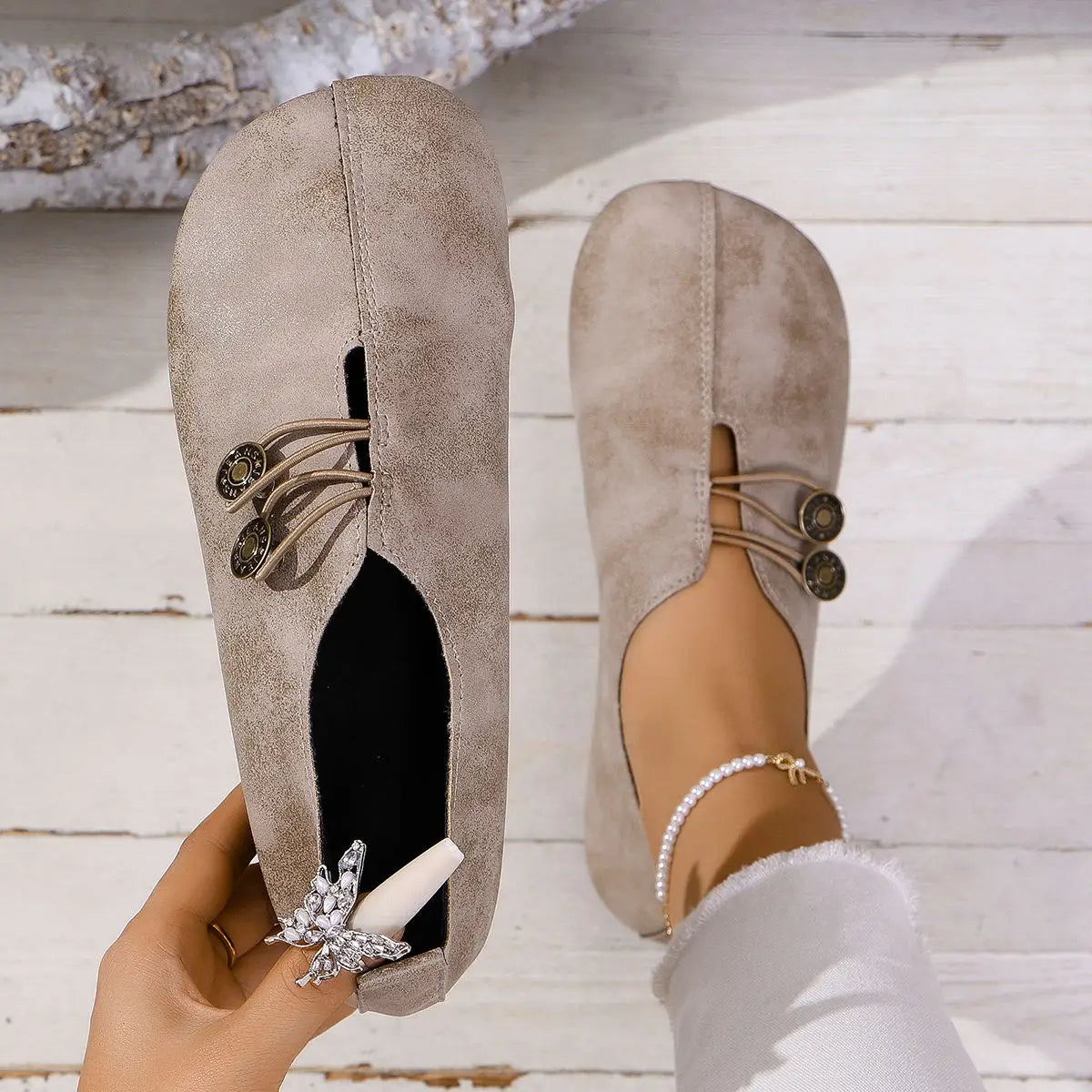 Damskie płaskie buty vintage z ozdobnym zapięciem