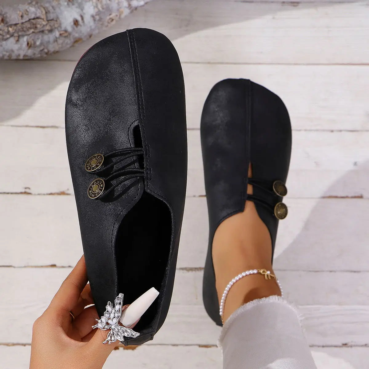 Damskie płaskie buty vintage z ozdobnym zapięciem