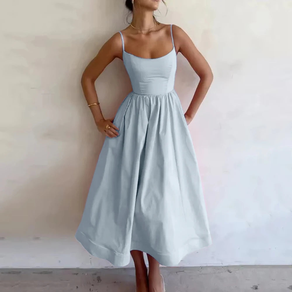 Rozkloszowana sukienka midi na ramiączkach – elegancka i kobieca