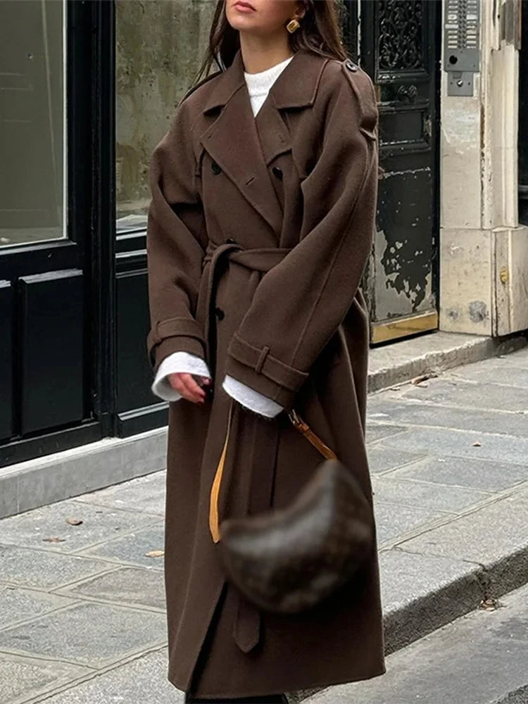 Damski długi płaszcz z paskiem – elegancki dwurzędowy model zimowy