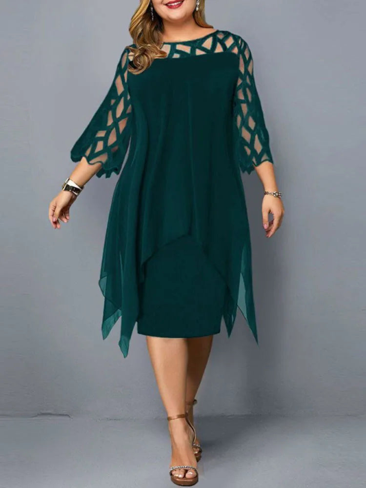 Elegancka sukienka plus size z szyfonową warstwą i ażurowymi rękawami