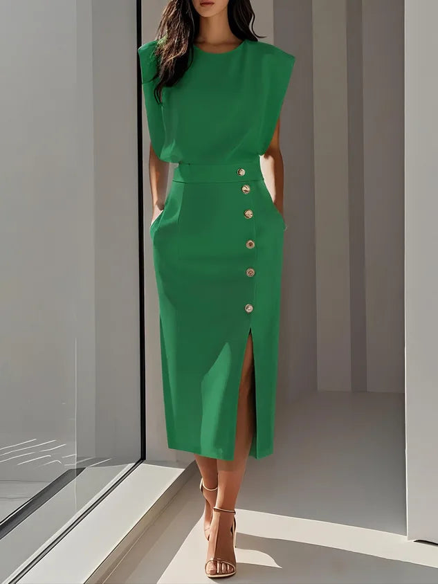 Elegancka Sukienka Midi Bez Rękawów z Ozdobnymi Guzikami i Rozcięciem